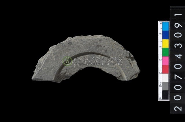 石環製作材料－中央帶啄孔與旋截痕打製圓板殘件