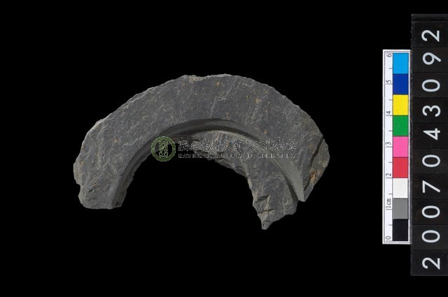 石環製作材料－中央帶啄孔與旋截痕打製圓板殘件