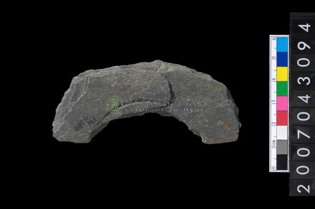 石環製作材料－中央帶啄孔與旋截痕打製圓板殘件