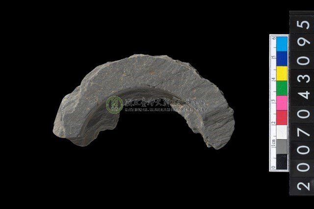 石環製作材料－中央帶啄孔與旋截痕打製圓板殘件