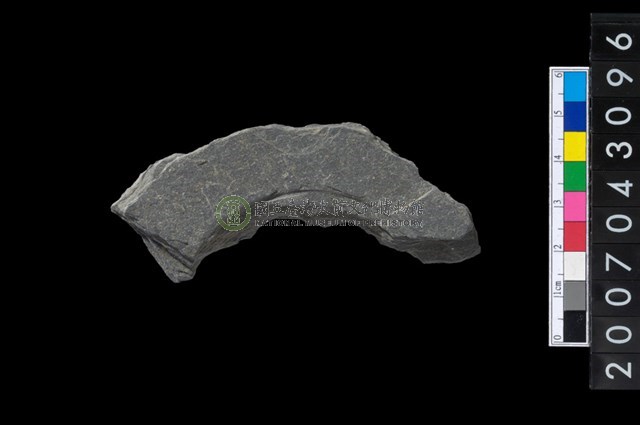 石環製作材料－中央帶啄孔與旋截痕打製圓板殘件