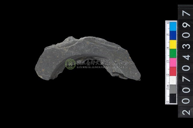 石環製作材料－中央帶啄孔與旋截痕打製圓板殘件