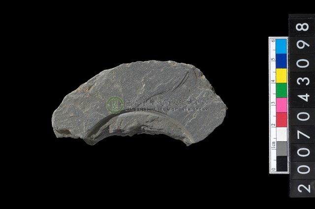 石環製作材料－中央帶啄孔與旋截痕打製圓板殘件