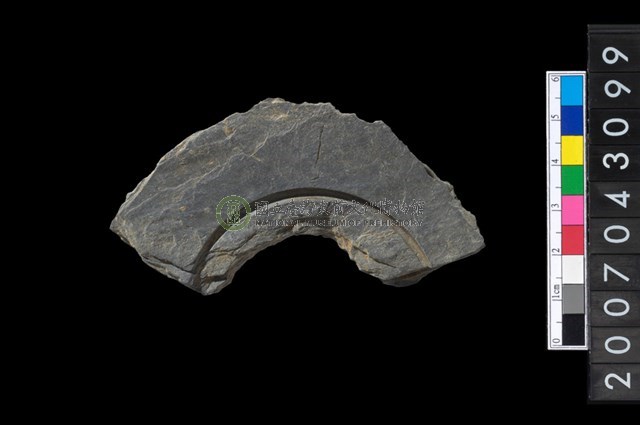 石環製作材料－中央帶啄孔與旋截痕打製圓板殘件