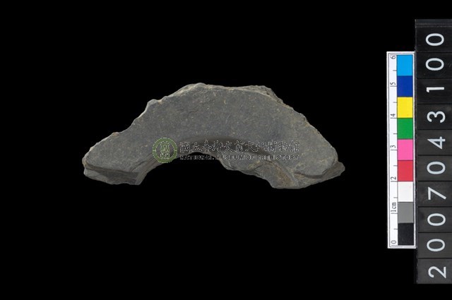 石環製作材料－中央帶啄孔與旋截痕打製圓板殘件