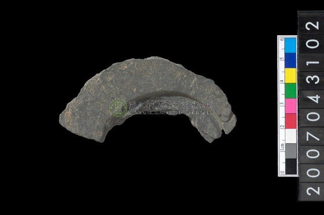 石環製作材料－中央帶啄孔與旋截痕打製圓板殘件