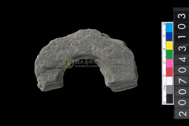 石環製作材料－中央帶啄孔與旋截痕打製圓板殘件