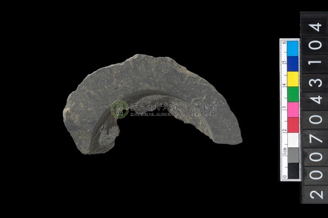 石環製作材料－中央帶啄孔與旋截痕打製圓板殘件