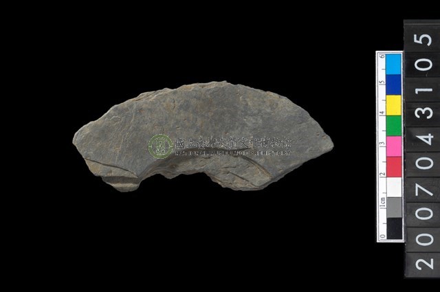 石環製作材料－中央帶啄孔與旋截痕打製圓板殘件