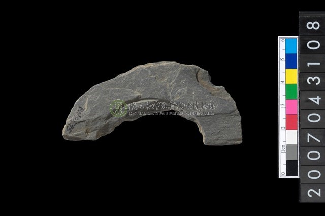 石環製作材料－中央帶啄孔與旋截痕打製圓板殘件