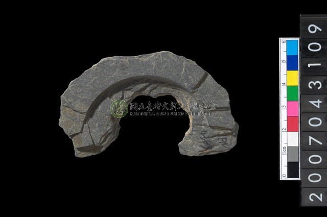 石環製作材料－中央帶啄孔與旋截痕打製圓板殘件