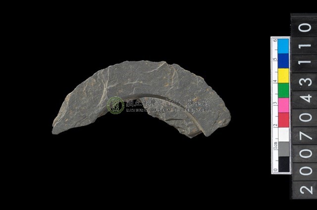 石環製作材料－中央帶啄孔與旋截痕打製圓板殘件