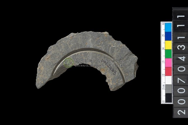 石環製作材料－中央帶啄孔與旋截痕打製圓板殘件