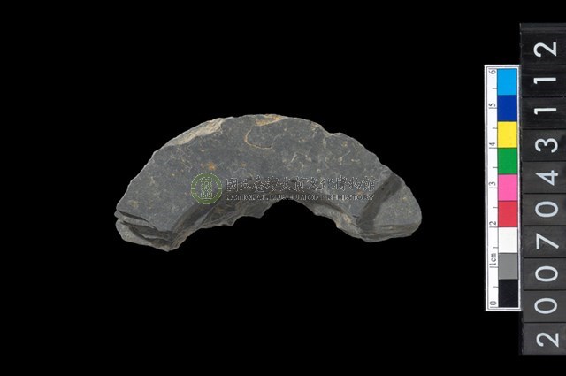 石環製作材料－中央帶啄孔與旋截痕打製圓板殘件