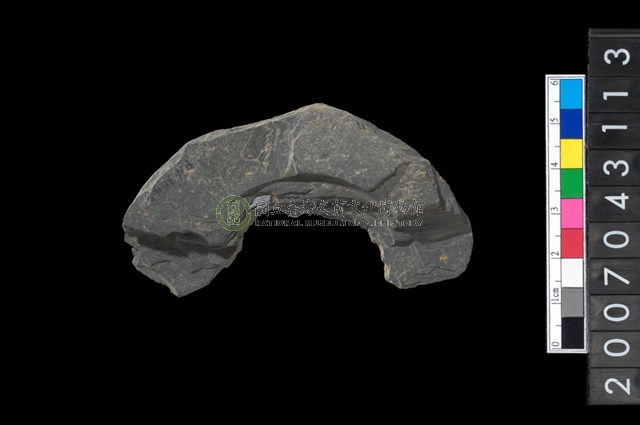 石環製作材料－中央帶啄孔與旋截痕打製圓板殘件