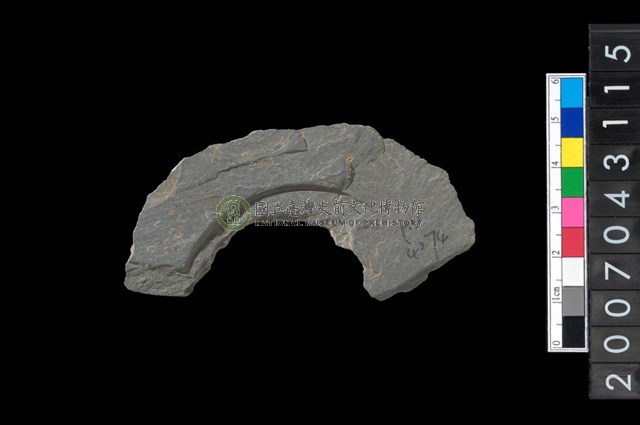 石環製作材料-中央帶啄孔與旋截痕打製圓板殘件