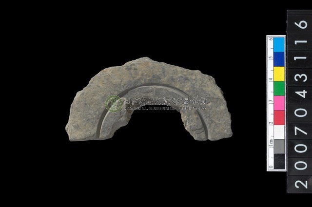 石環製作材料-中央帶啄孔與旋截痕打製圓板殘件