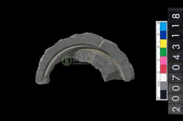 石環製作材料-中央帶啄孔與旋截痕打製圓板殘件