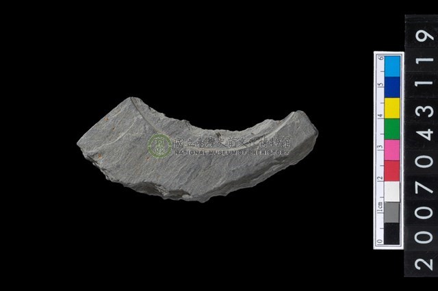 石環製作材料-中央帶啄孔與旋截痕打製圓板殘件