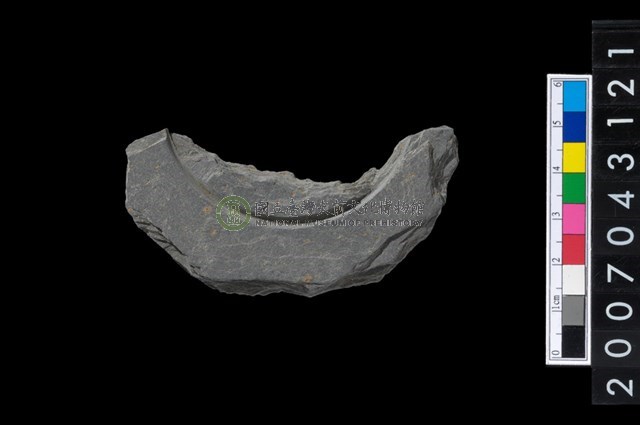 石環製作材料-中央帶啄孔與旋截痕打製圓板殘件