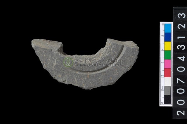 石環製作材料-中央帶啄孔與旋截痕打製圓板殘件