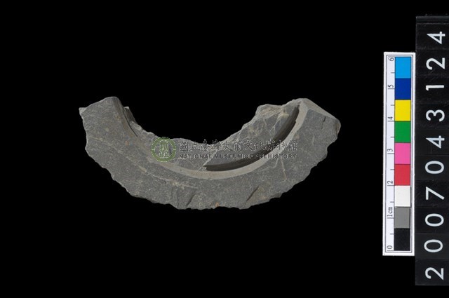 石環製作材料-中央帶啄孔與旋截痕打製圓板殘件