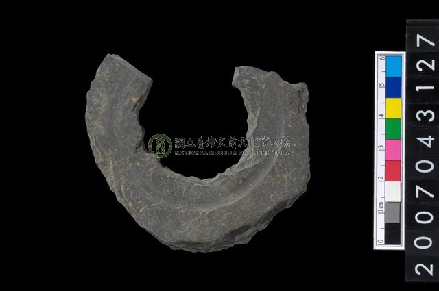 石環製作材料-中央帶啄孔與旋截痕打製圓板殘件