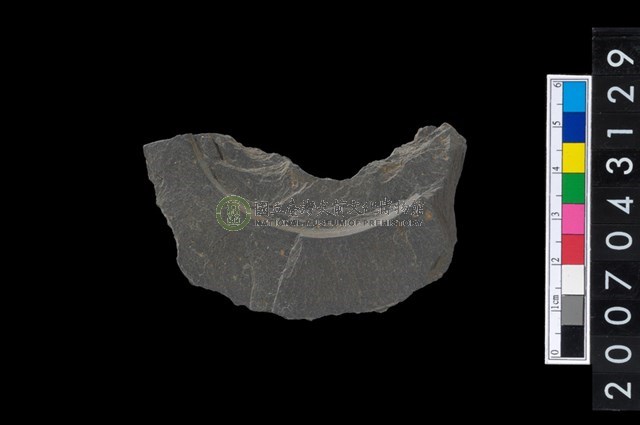 石環製作材料-中央帶啄孔與旋截痕打製圓板殘件