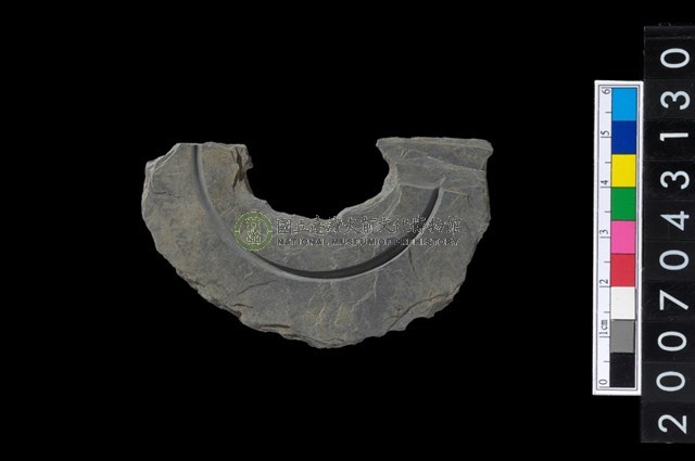 石環製作材料-中央帶啄孔與旋截痕打製圓板殘件