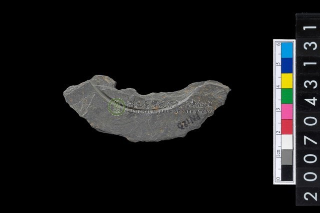 石環製作材料-中央帶啄孔與旋截痕打製圓板殘件