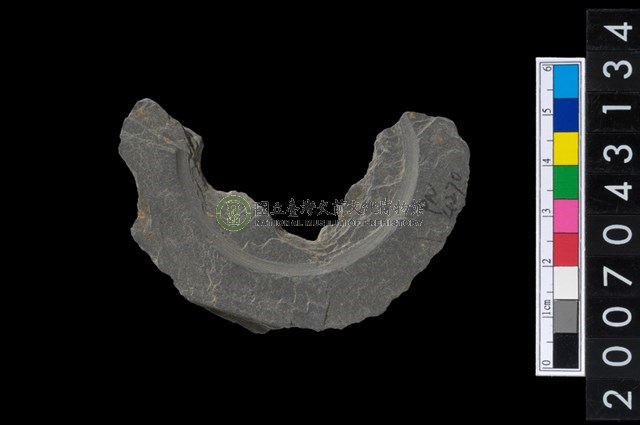 石環製作材料-中央帶啄孔與旋截痕打製圓板殘件