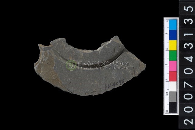 石環製作材料-中央帶啄孔與旋截痕打製圓板殘件