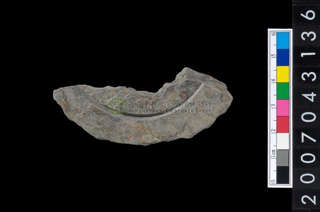 石環製作材料-中央帶啄孔與旋截痕打製圓板殘件