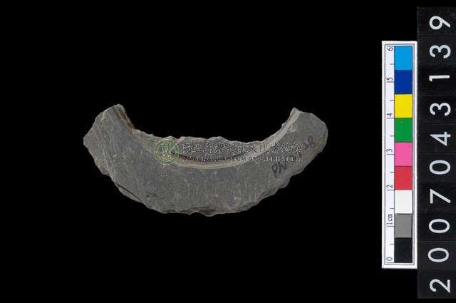 石環製作材料-中央帶啄孔與旋截痕打製圓板殘件