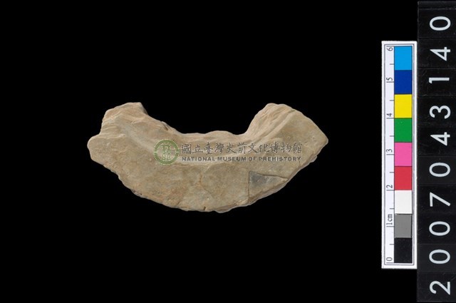 石環製作材料-中央帶啄孔與旋截痕打製圓板殘件