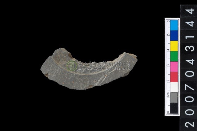 石環製作材料-中央帶啄孔與旋截痕打製圓板殘件