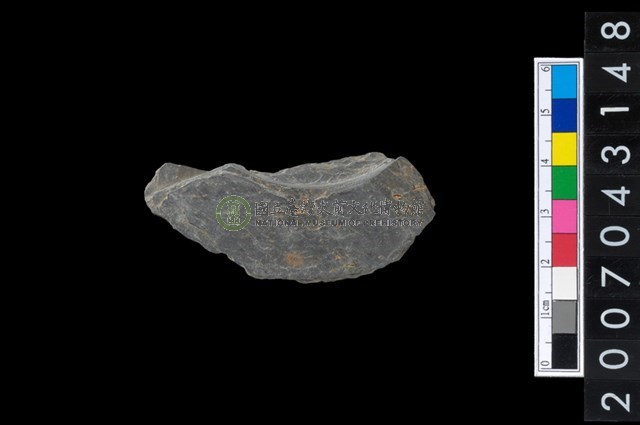 石環製作材料-中央帶啄孔與旋截痕打製圓板殘件