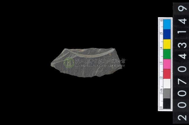 石環製作材料-中央帶啄孔與旋截痕打製圓板殘件