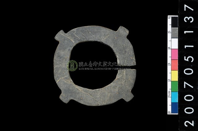 帶四突起板岩玦形耳飾