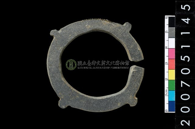帶四突起板岩玦形耳飾