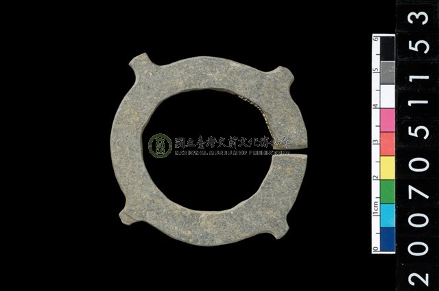 帶四突起板岩玦形耳飾