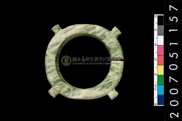 帶四突起玦形耳飾