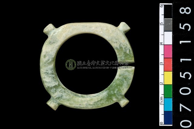 帶四突起玦形耳飾