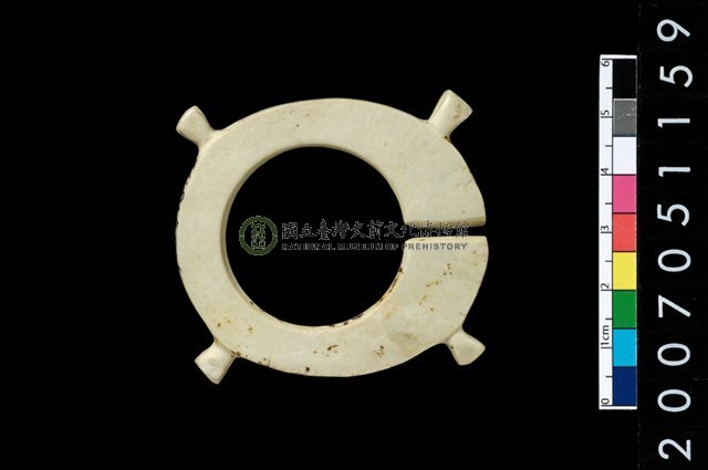 帶四突起玦形耳飾