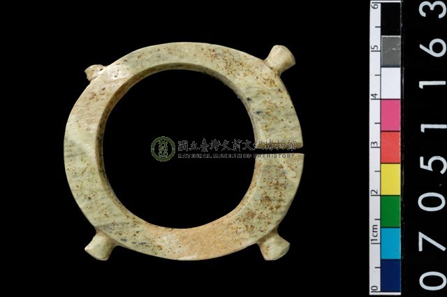 帶四突起玦形耳飾