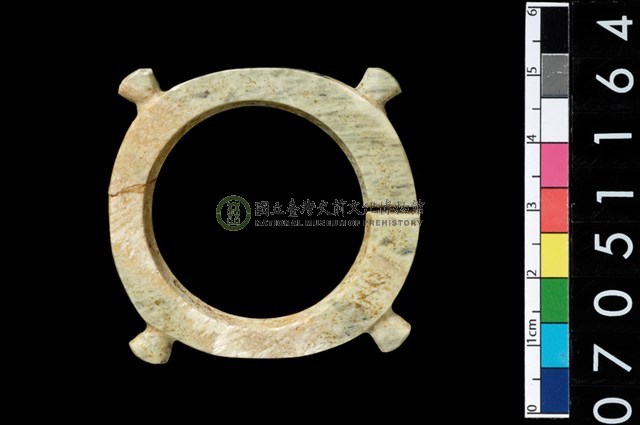 帶四突起玦形耳飾