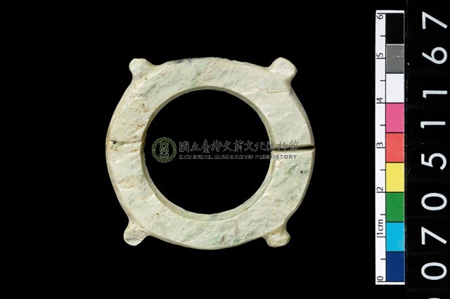 帶四突起玦形耳飾
