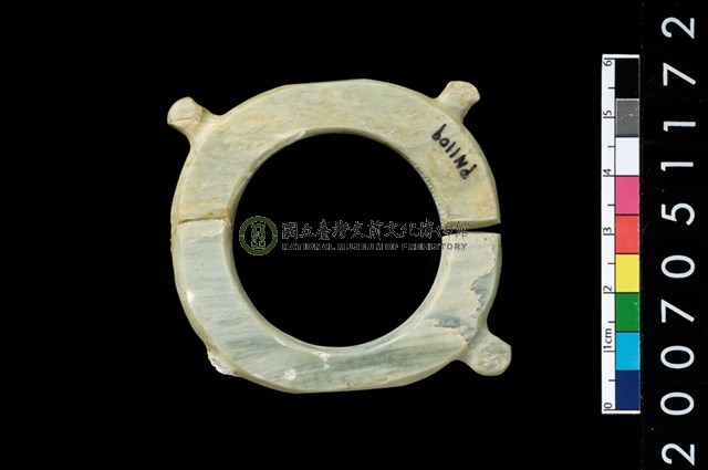 帶四突起玦形耳飾