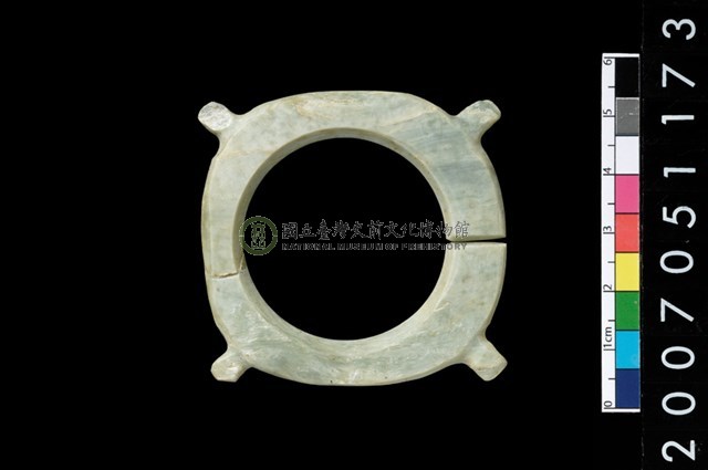 帶四突起玦形耳飾