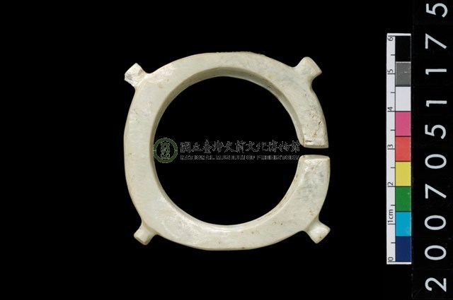 帶四突起玦形耳飾